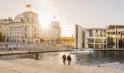 Spree mit Sicht auf den Reichstag Regierungsviertel Berlin-Mitte
