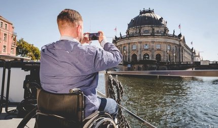 Barrierefreies Berlin: Rollstuhlfahrer auf einem auf Barrierefreiheit geprüften Schiff Schifffahrt barrierefrei
