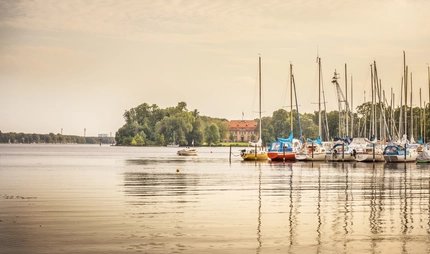 Tegeler See in Reinickendorf Angedockte Segelboote am Tegeler See in Berlin