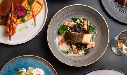 Gerichte im Restaurant Teller mit Fleisch, Fisch und Steak im Gourmet-Restaurant.
