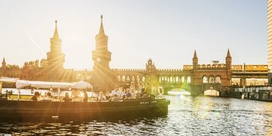 Bootsfahrt an der Oberbaumbrücke